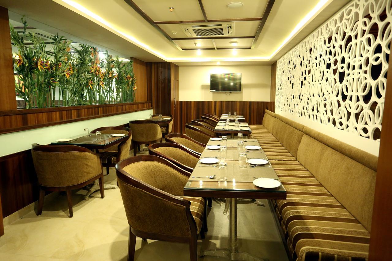 Solitaire Hotel Rāipur Buitenkant foto