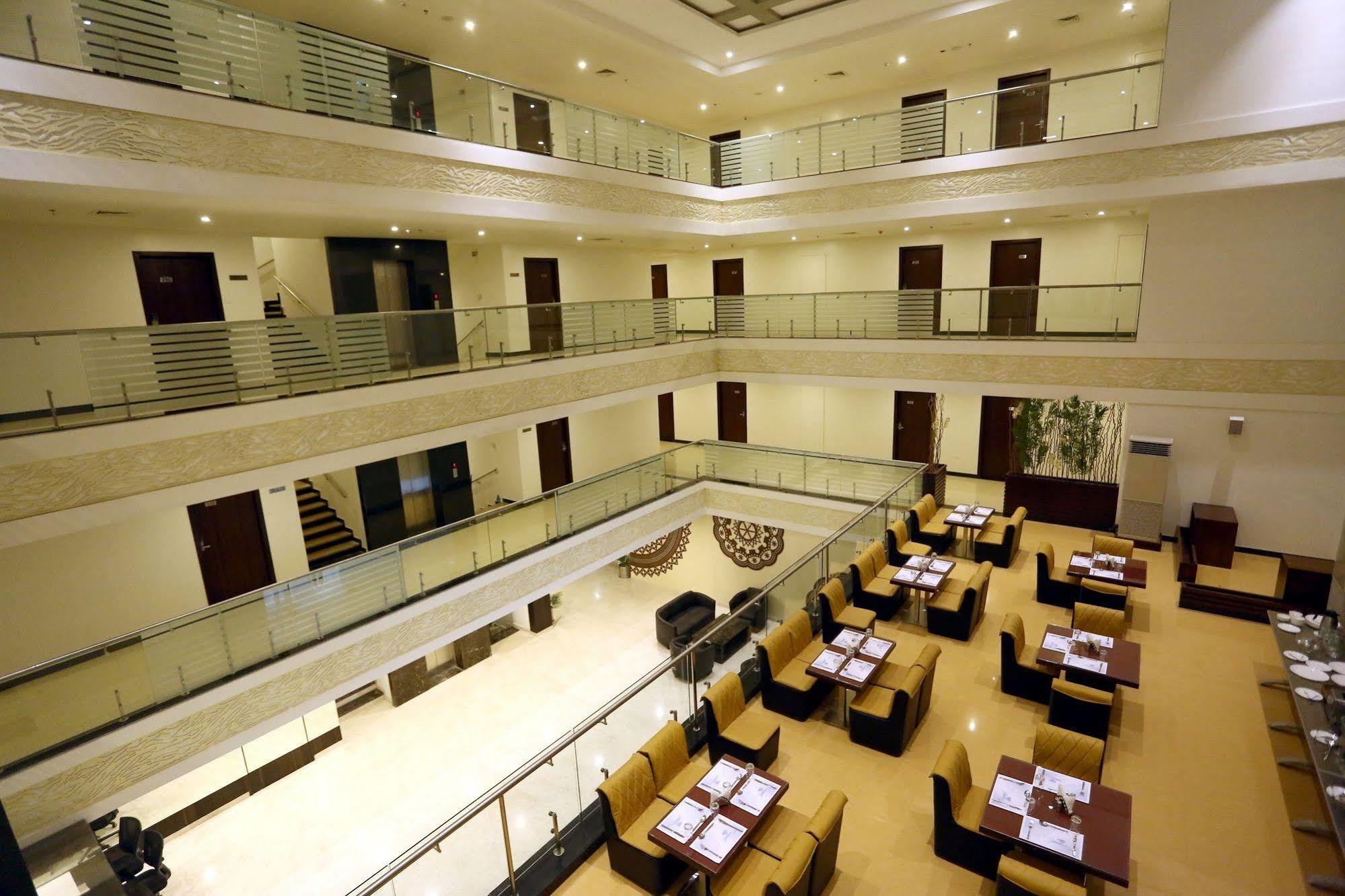 Solitaire Hotel Rāipur Buitenkant foto