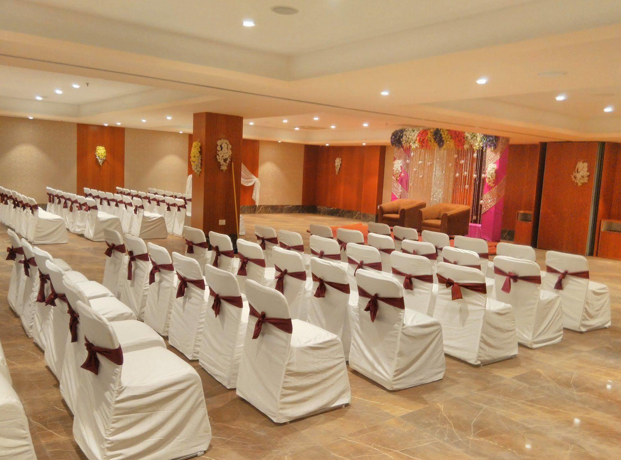 Solitaire Hotel Rāipur Buitenkant foto