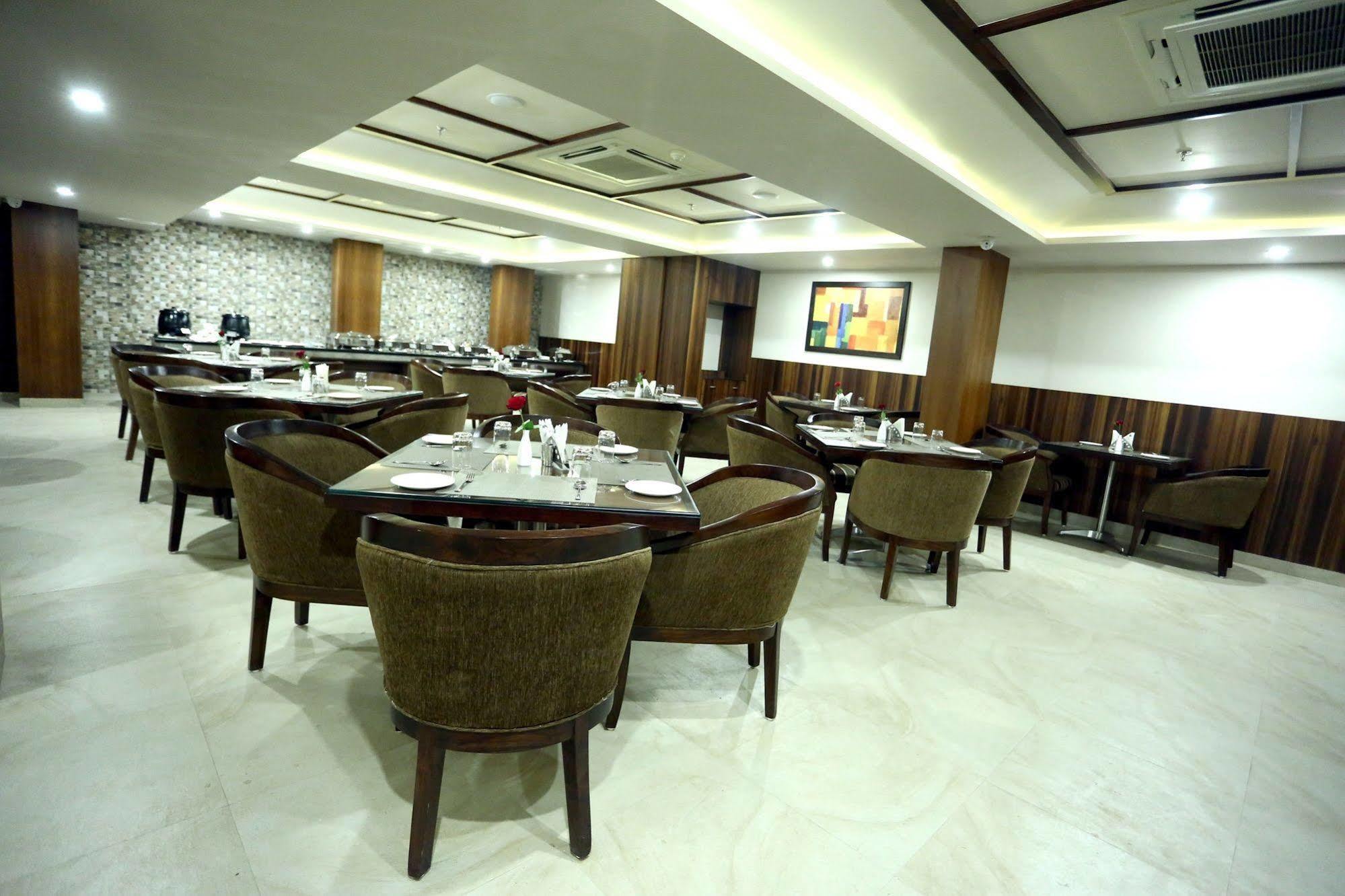 Solitaire Hotel Rāipur Buitenkant foto
