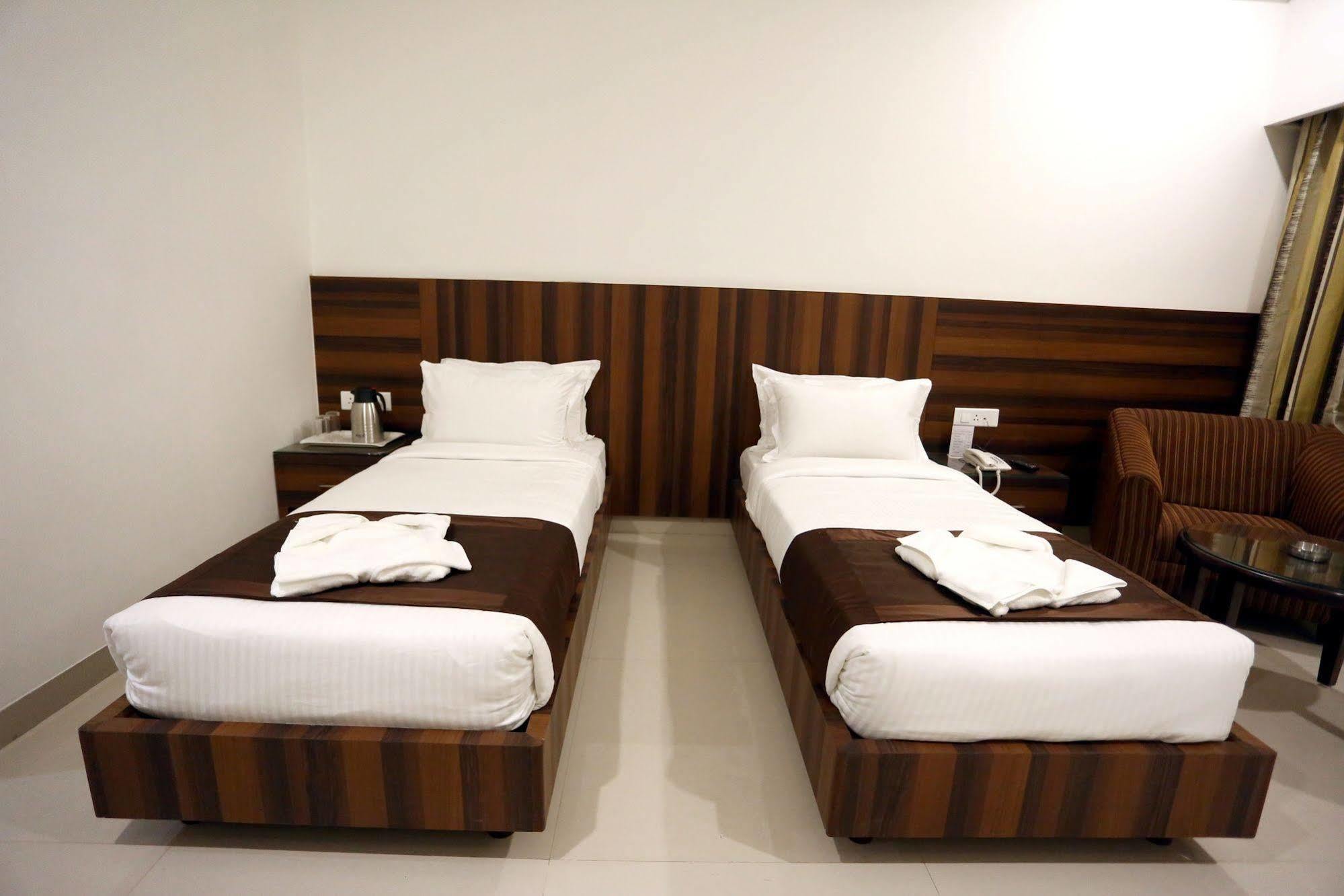 Solitaire Hotel Rāipur Buitenkant foto