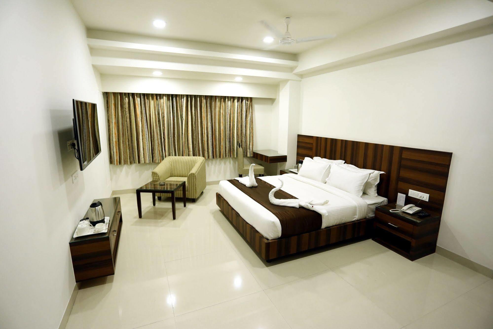 Solitaire Hotel Rāipur Buitenkant foto