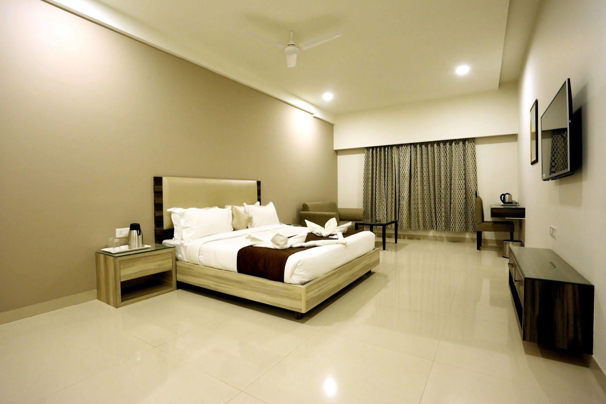 Solitaire Hotel Rāipur Buitenkant foto