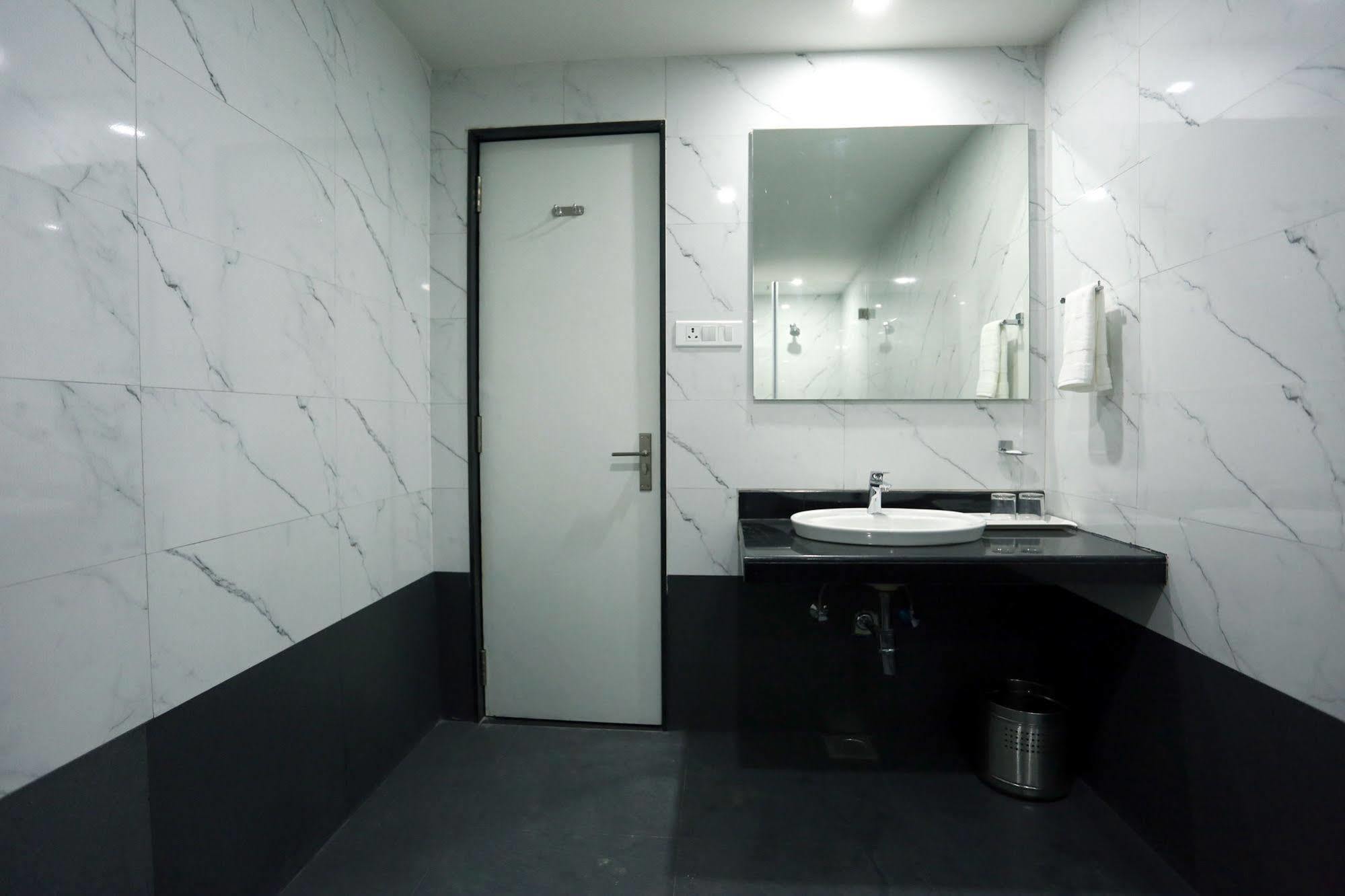Solitaire Hotel Rāipur Buitenkant foto