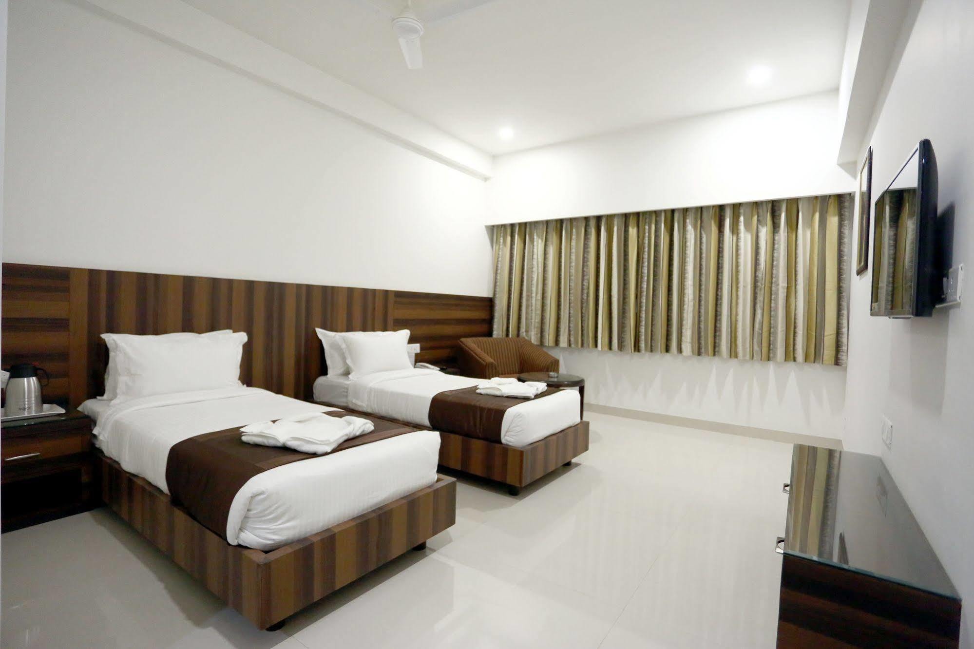 Solitaire Hotel Rāipur Buitenkant foto