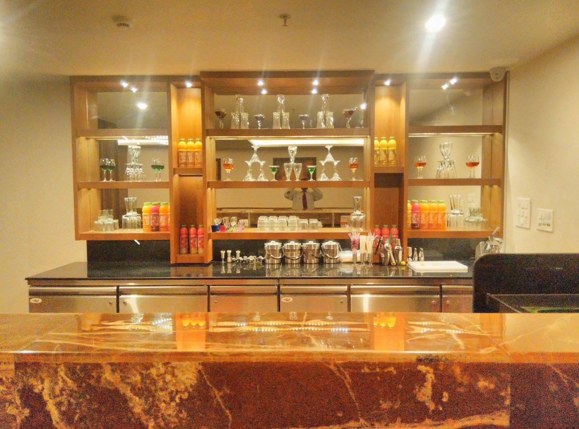 Solitaire Hotel Rāipur Buitenkant foto
