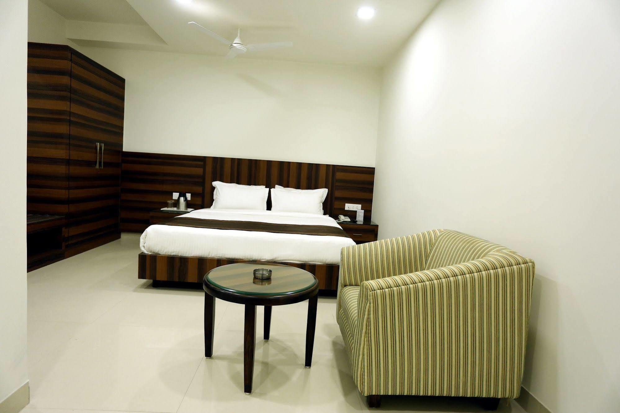 Solitaire Hotel Rāipur Buitenkant foto