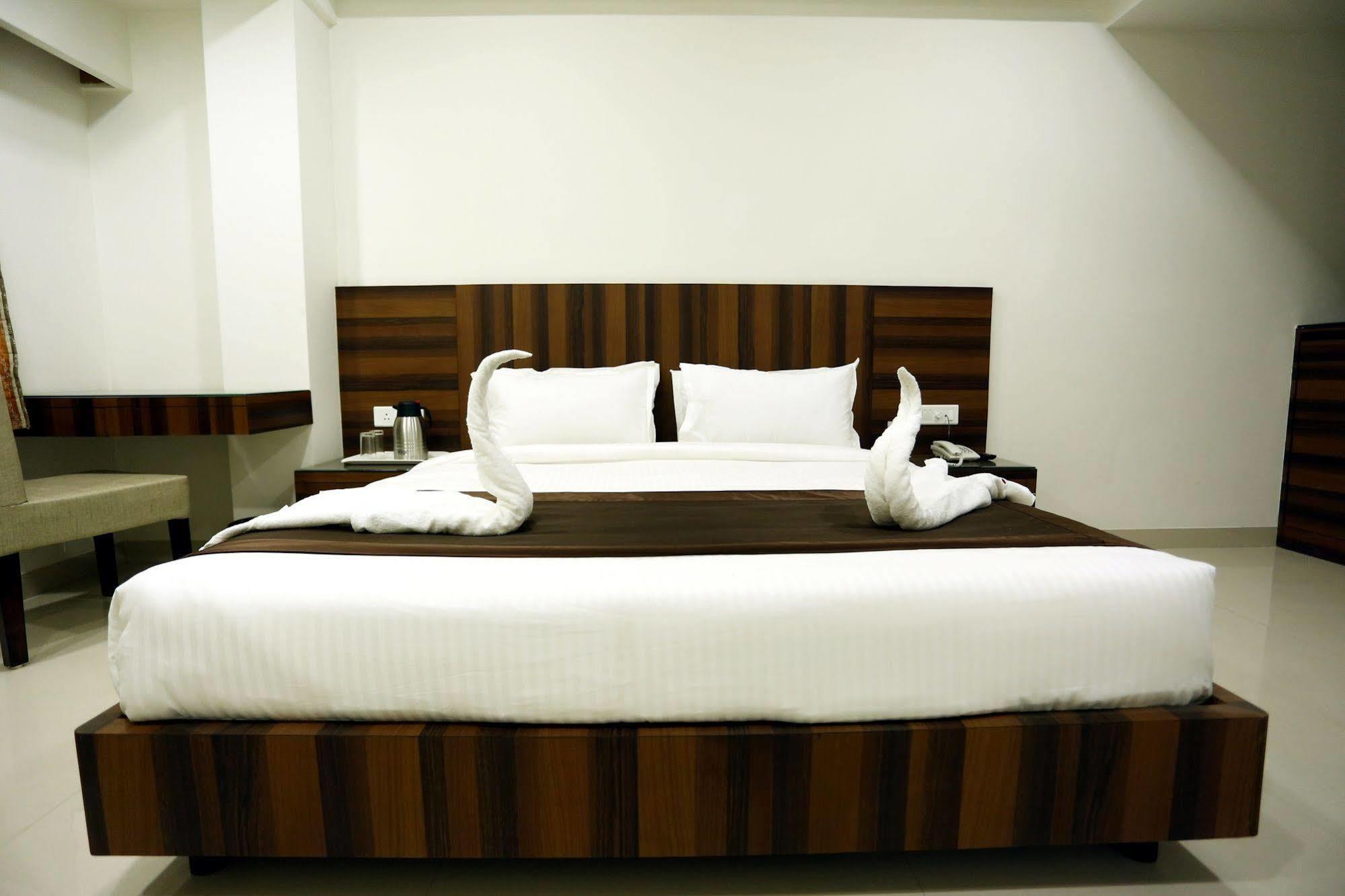 Solitaire Hotel Rāipur Buitenkant foto
