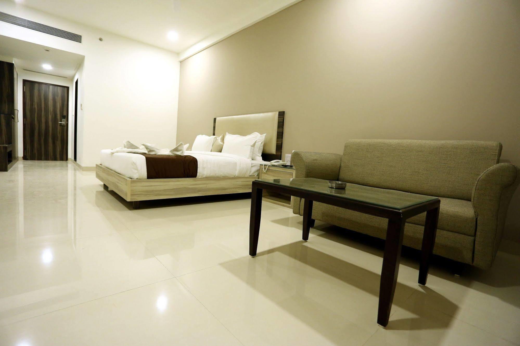 Solitaire Hotel Rāipur Buitenkant foto