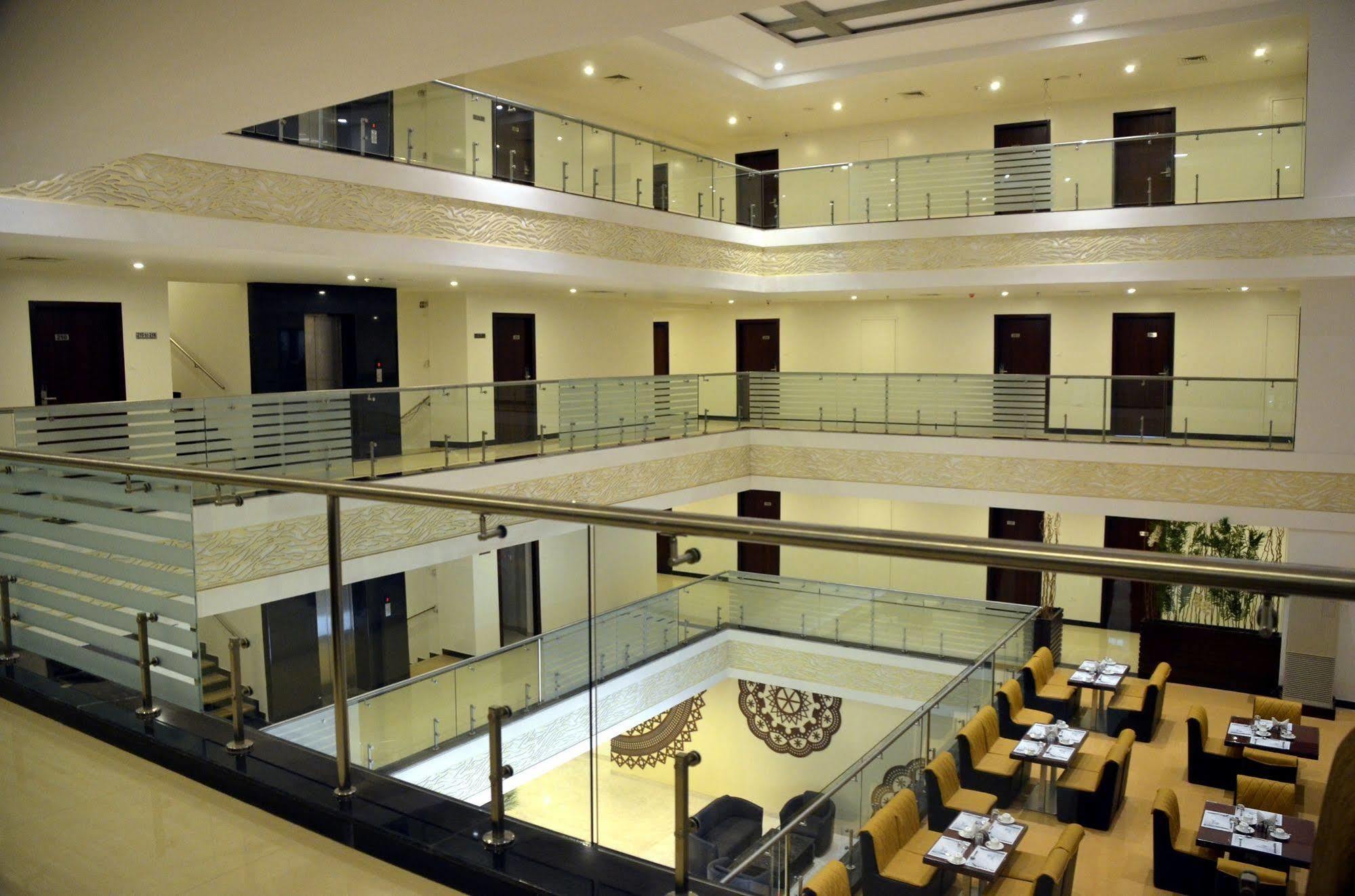 Solitaire Hotel Rāipur Buitenkant foto
