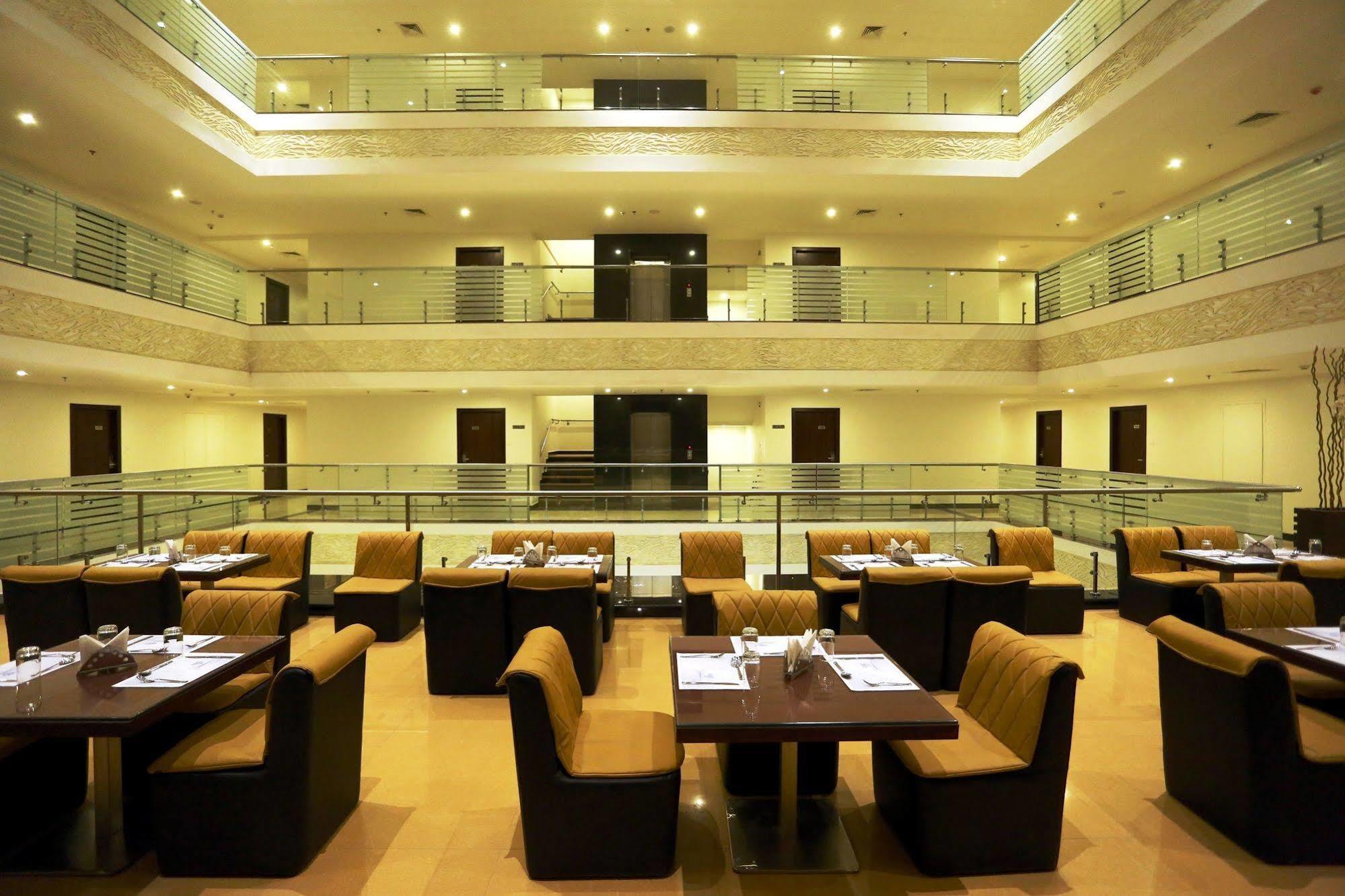 Solitaire Hotel Rāipur Buitenkant foto